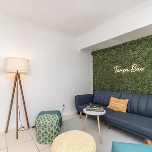 6 Bedroom Bucs Airport Mall Wifi Holiday home